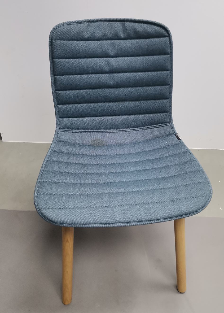 Hal Wood Entièrement rembourré CHÊNE NATURE / HOUSSE PLANO NERO/BLEU GLACE Vitra OBJECTS IMPARFAITS