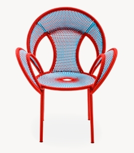 Roter Banjooli Sessel von Moroso mit blau-rotem Geflecht. Design Sessel für Wohnzimmer und Garten.