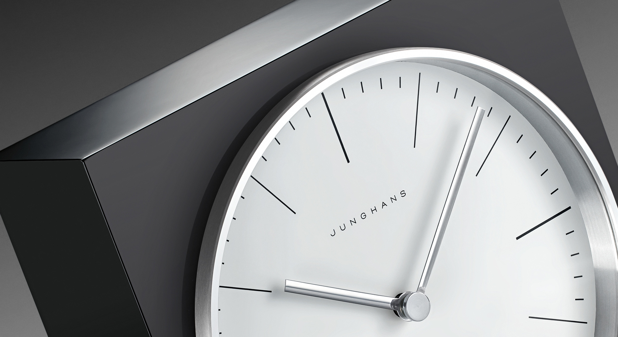 Max Bill Junghans horloge de table Klein & More OFFRE SPECIALE