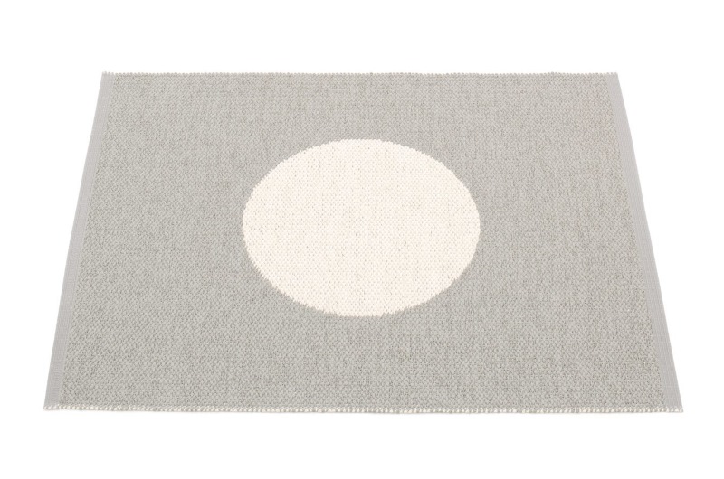 Vera Small One Tapis en plastique 70x90 cm Warm gris Pappelina OFFRE SPECIALE