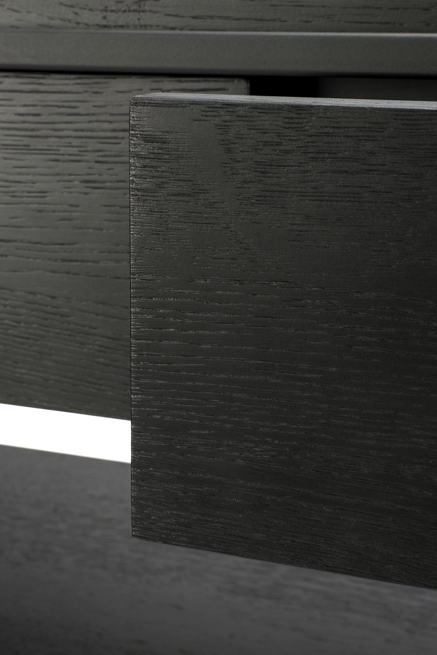 Detailaufnahme der schwarzen Ethnicraft Monolit Konsole aus Eiche mit Schublade. Hochwertiges Möbeldesign für Wohnzimmer.