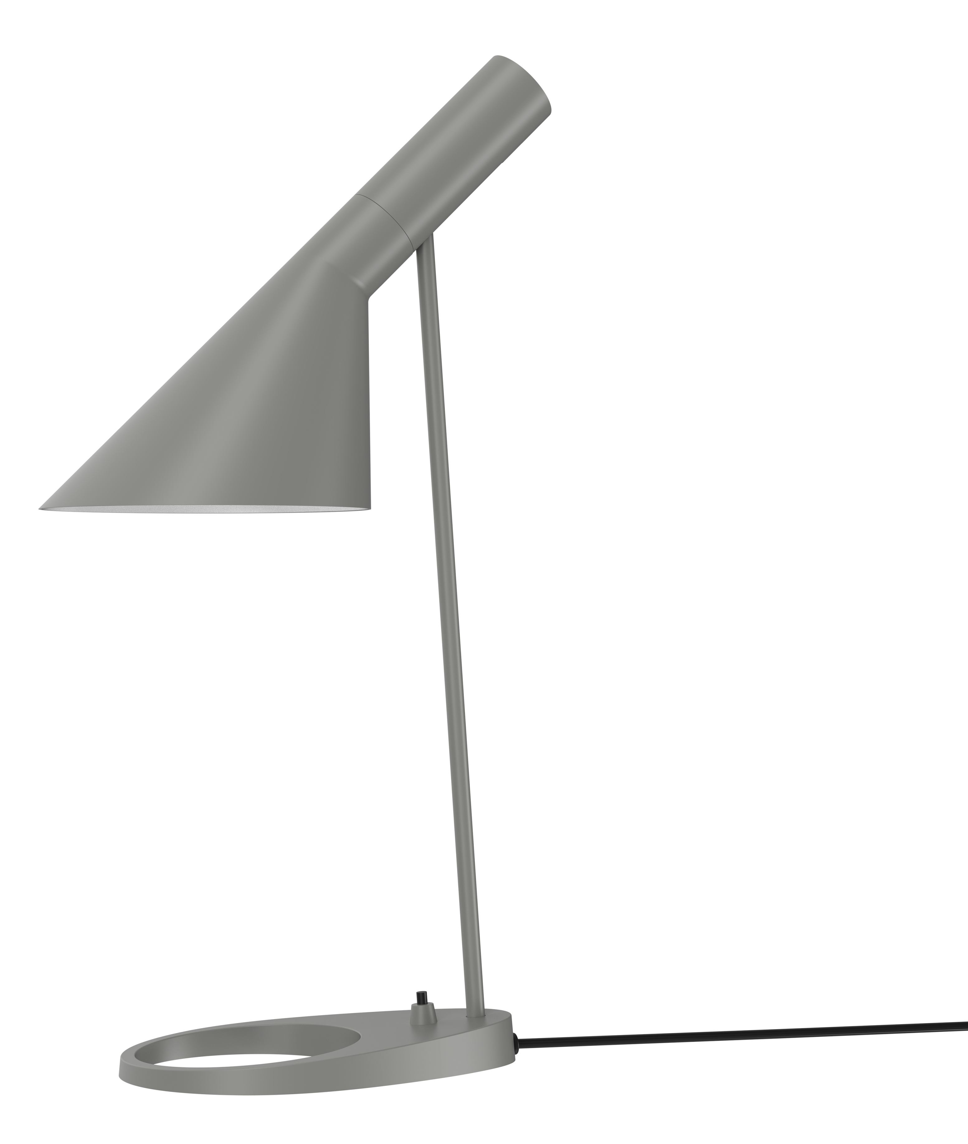 AJ Tischleuchte von Louis Poulsen in Warm Grey: Moderne Design-Tischlampe für Büro und Wohnraum.