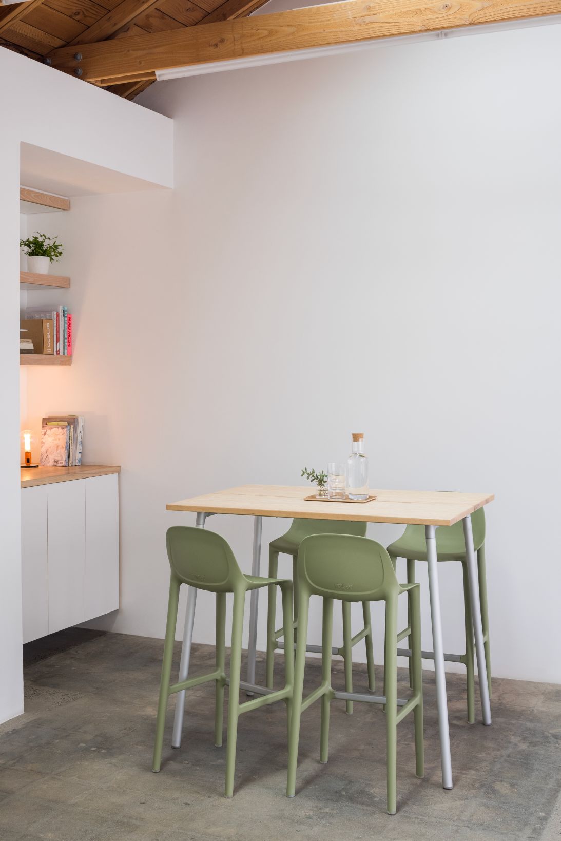 Broom Barstool tabouret de bar Jaune beurre Emeco