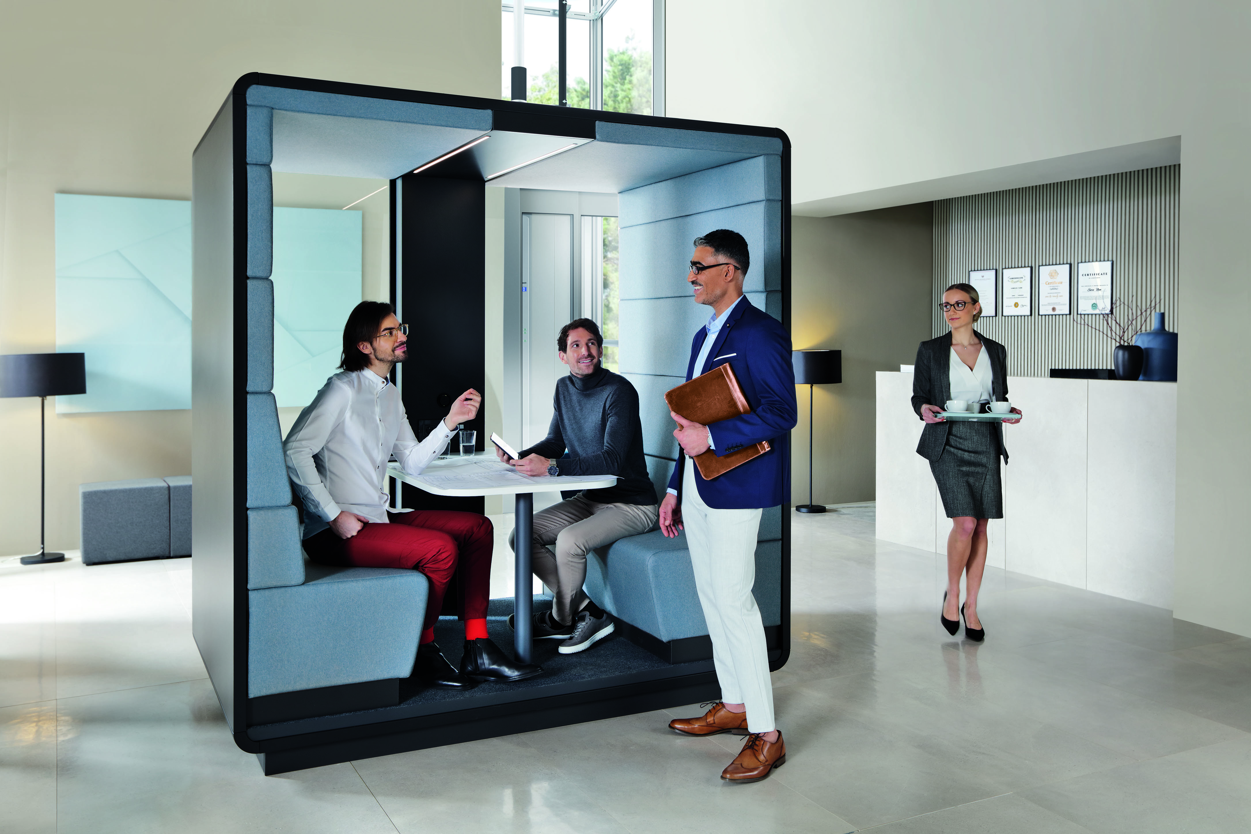 HushMeet.Open Meetingbox: Offener Besprechungsraum mit Personen in moderner Büroumgebung für Meetings und Zusammenarbeit.