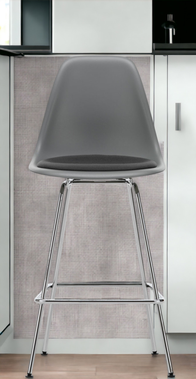 Eames Plastic Bar Stool Tabouret de bar moyen avec coussin d'assise Vitra