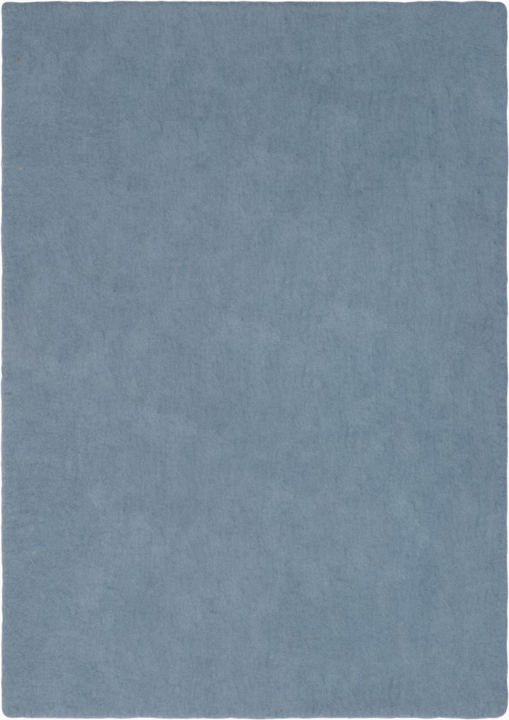 Rechteckiger, hellblauer Filzteppich von myfelt, ideal für Wohnzimmer und Schlafzimmer. Hochwertiger Wollteppich.