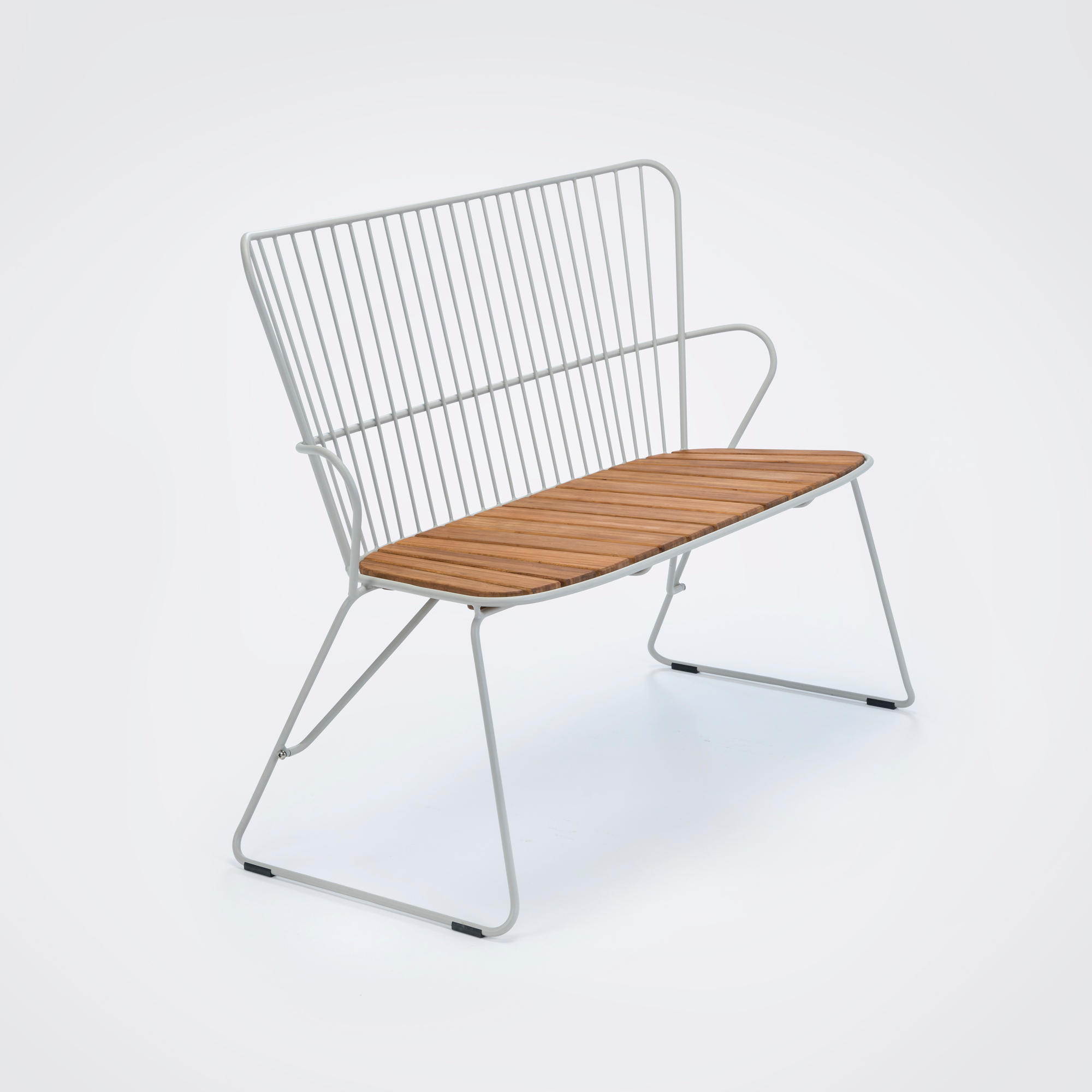 Weiße Paon Gartenbank von Houe mit Holzlatten-Sitzfläche für den Außenbereich.