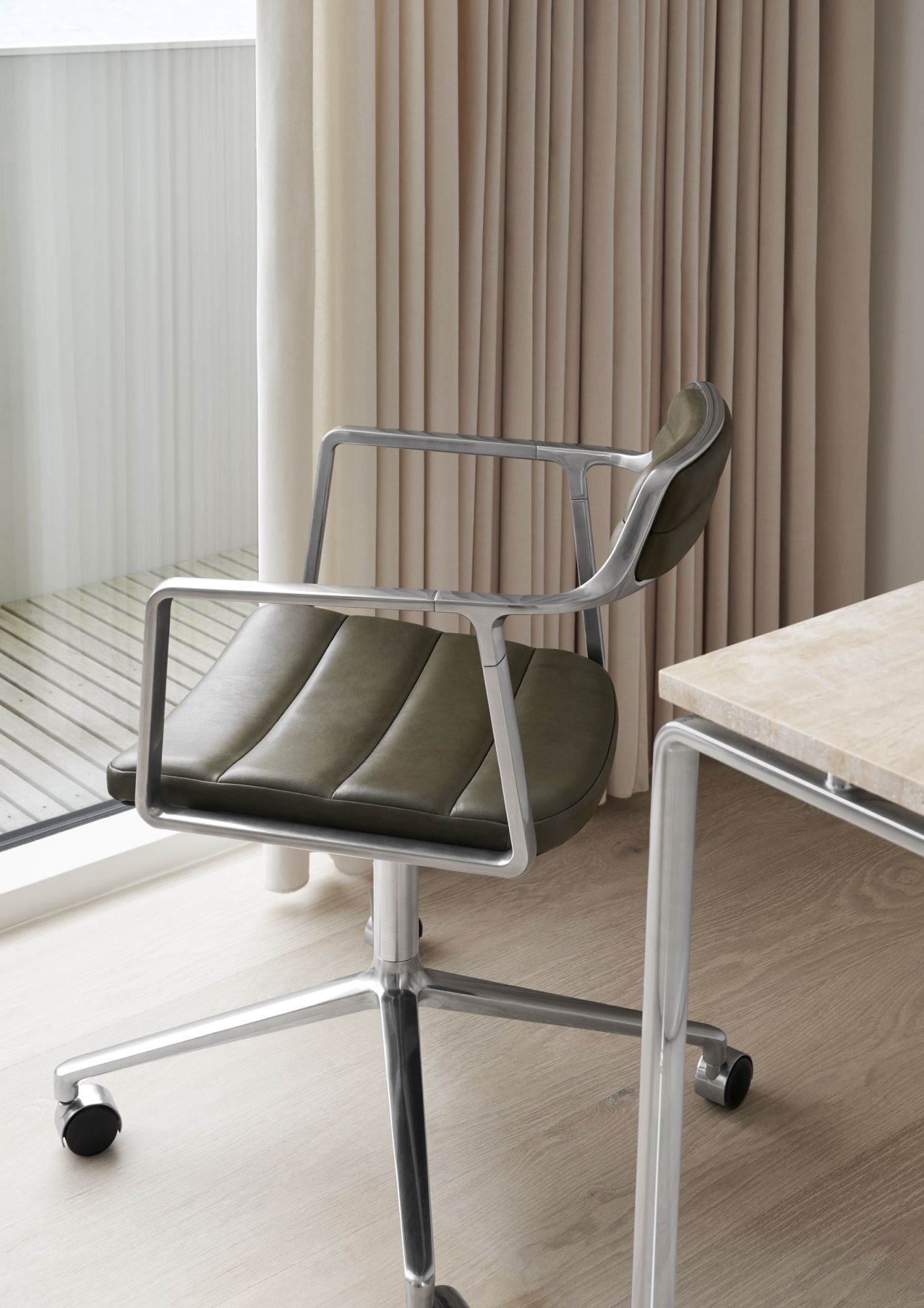 VIPP452 Swivel Chaise avec patins cuir vert Vipp VIPP452 Swivel Chaise avec patins cuir vert Vipp