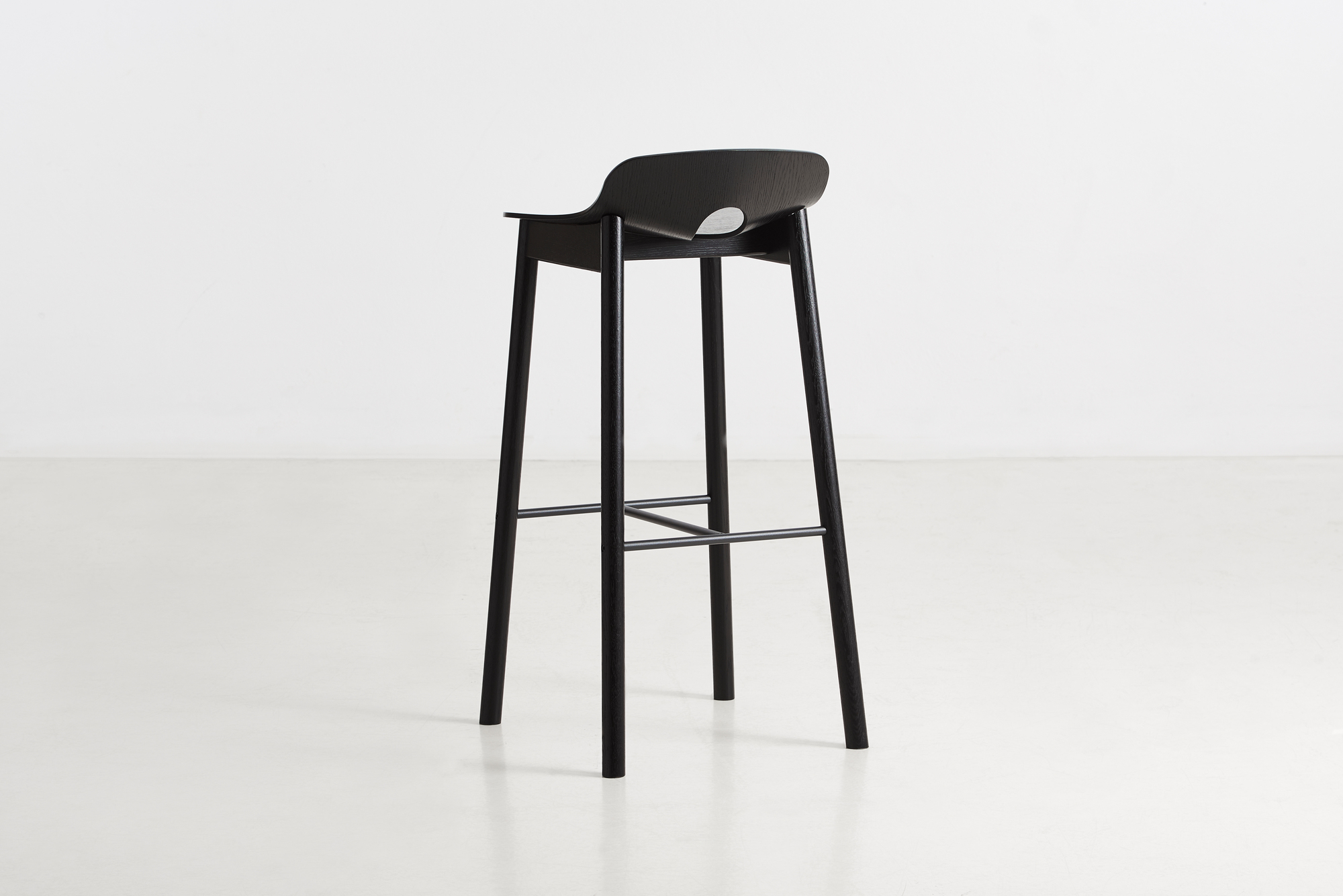 Mono Tabouret de Bar Cendre Laquée Noir Woud
