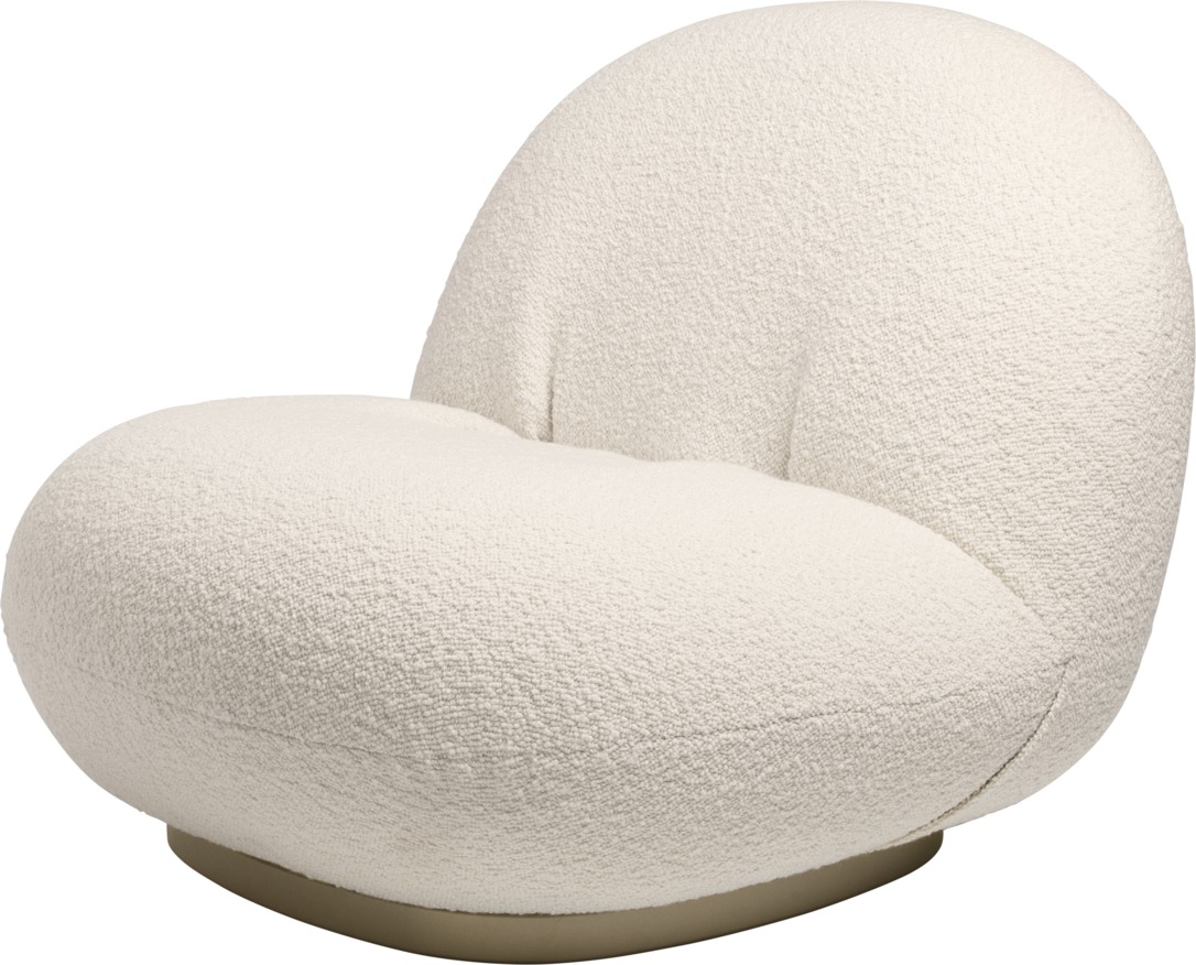 Pacha Lounge Chair Sessel mit perlgoldfarbenem Sockel und cremefarbenem Dedar Karakorum Stoffbezug.
