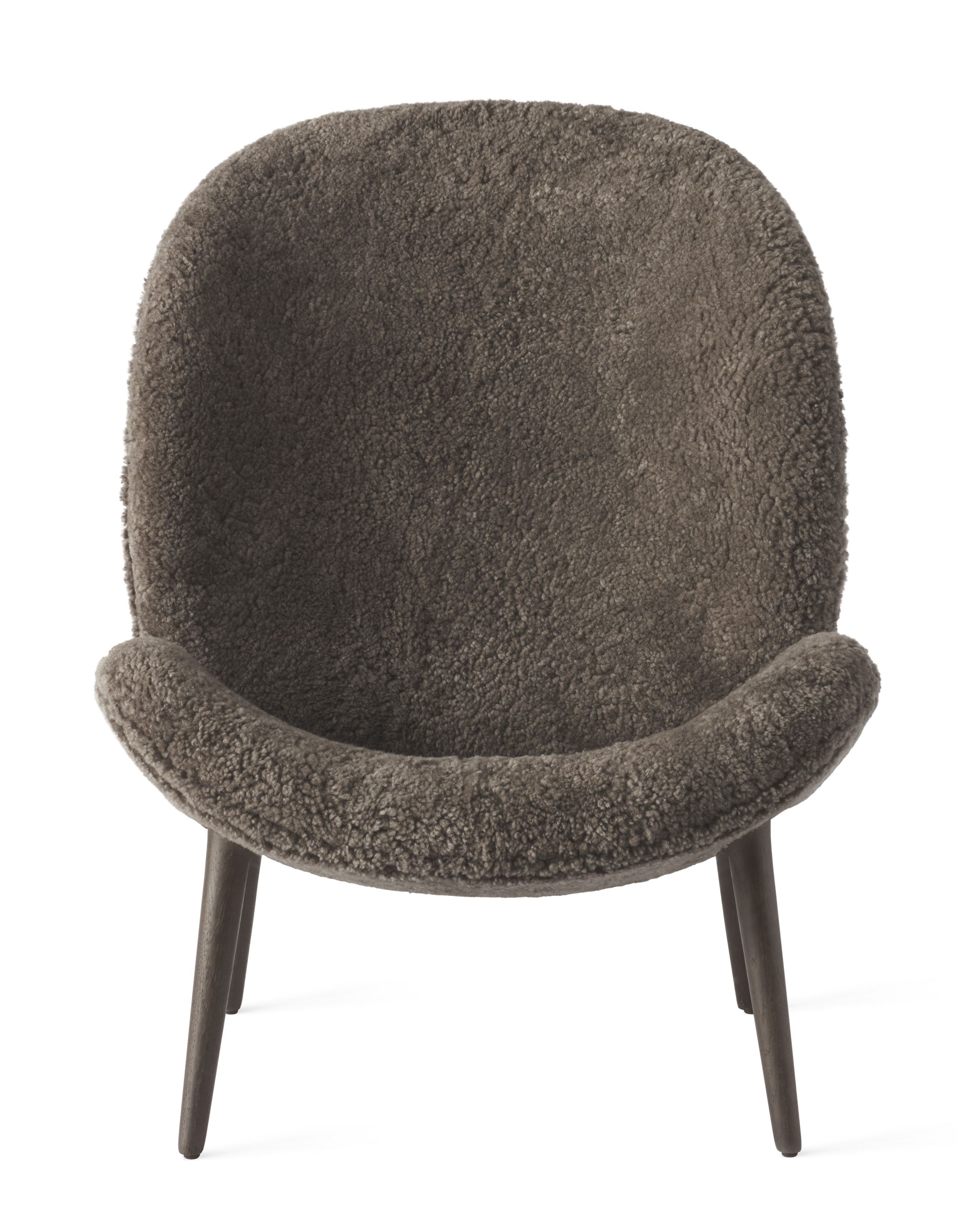 Lodge Loungestuhl von Vipp mit grauem Schaffellbezug und dunklen Holzbeinen, Frontansicht.