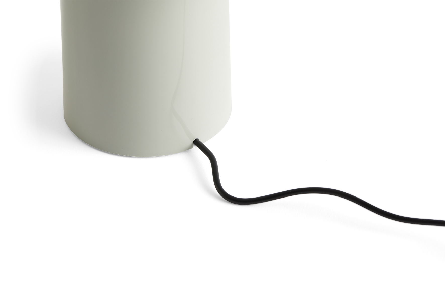 Detailaufnahme der Pao Portable Lamp Akkuleuchte von Hay in Cool Grey mit Kabel.