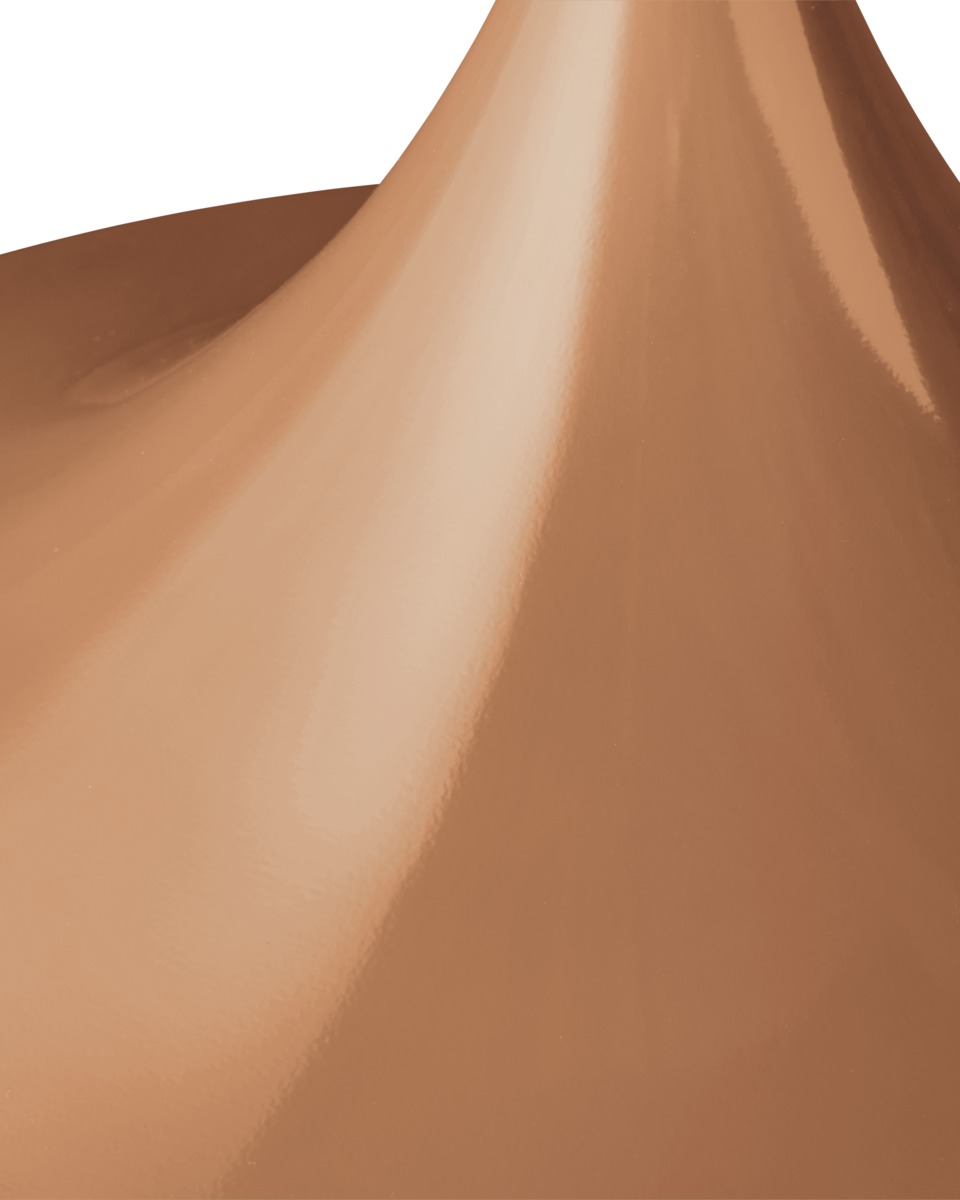 Detailaufnahme der Gubi Semi Pendelleuchte in glänzendem Kürbisorange, modernes Design für Wohnräume.