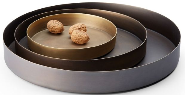Montevideo Tablett von Philippi: Drei runde Metalltabletts in Gold- und Grautönen mit Walnüssen.