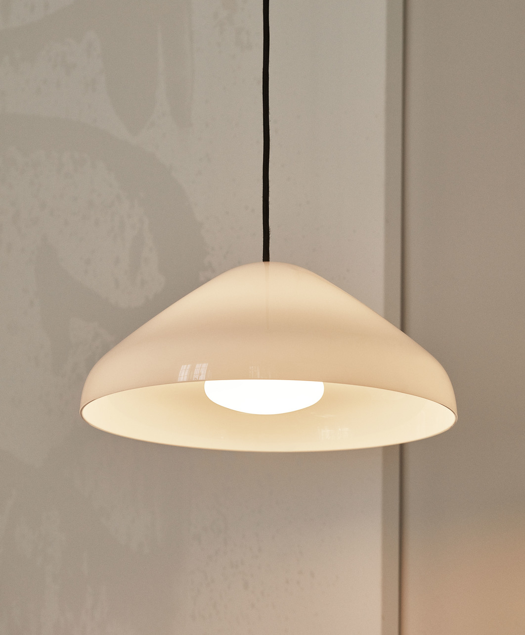 Pao Glass Pendant 350 luminaire suspendu Hay