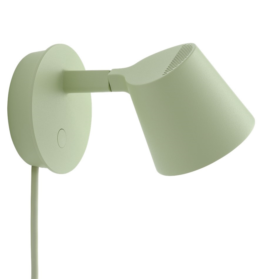 Nahaufnahme der hellgrünen Muuto Tip Wall Lamp Wandleuchte mit schwenkbarem Lampenkopf und Kabel.