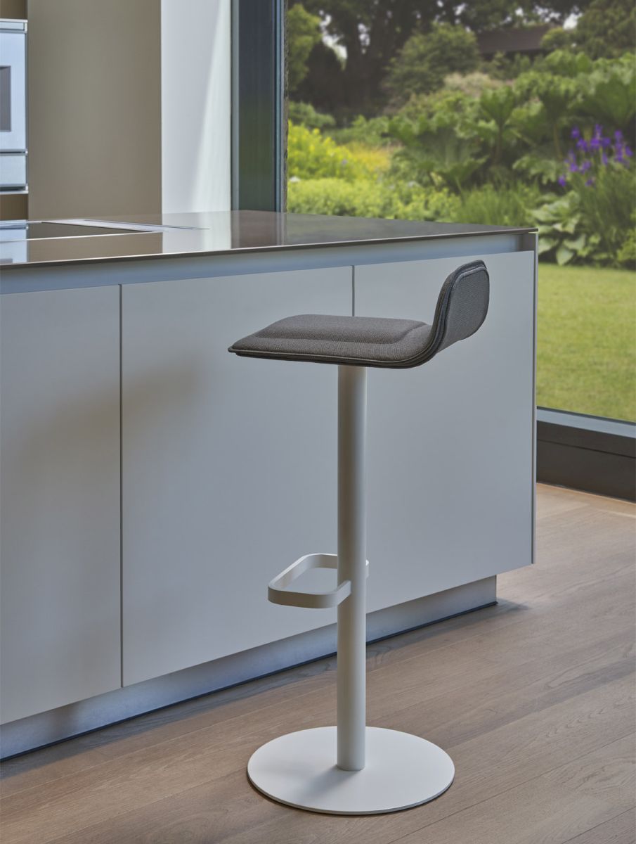 Dave Barhocker Weiß mit anthrazitfarbenem Sitzpolster von Moree, moderner Barstuhl für Küche oder Bar.