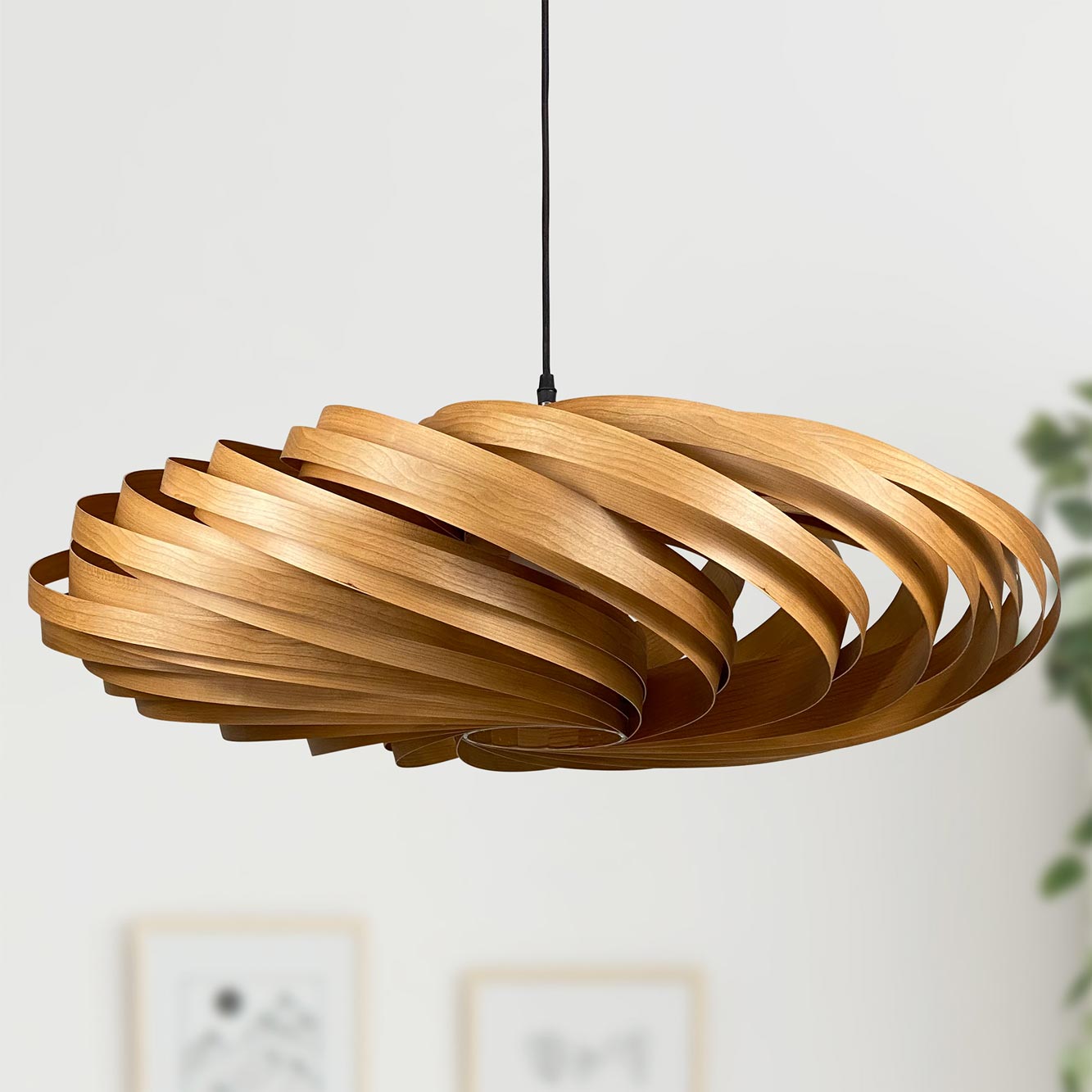 Veneria Hängeleuchte aus Kirschbaumholz, moderne Holzlampe mit spiralförmigem Design für Wohnzimmer und Esszimmer.