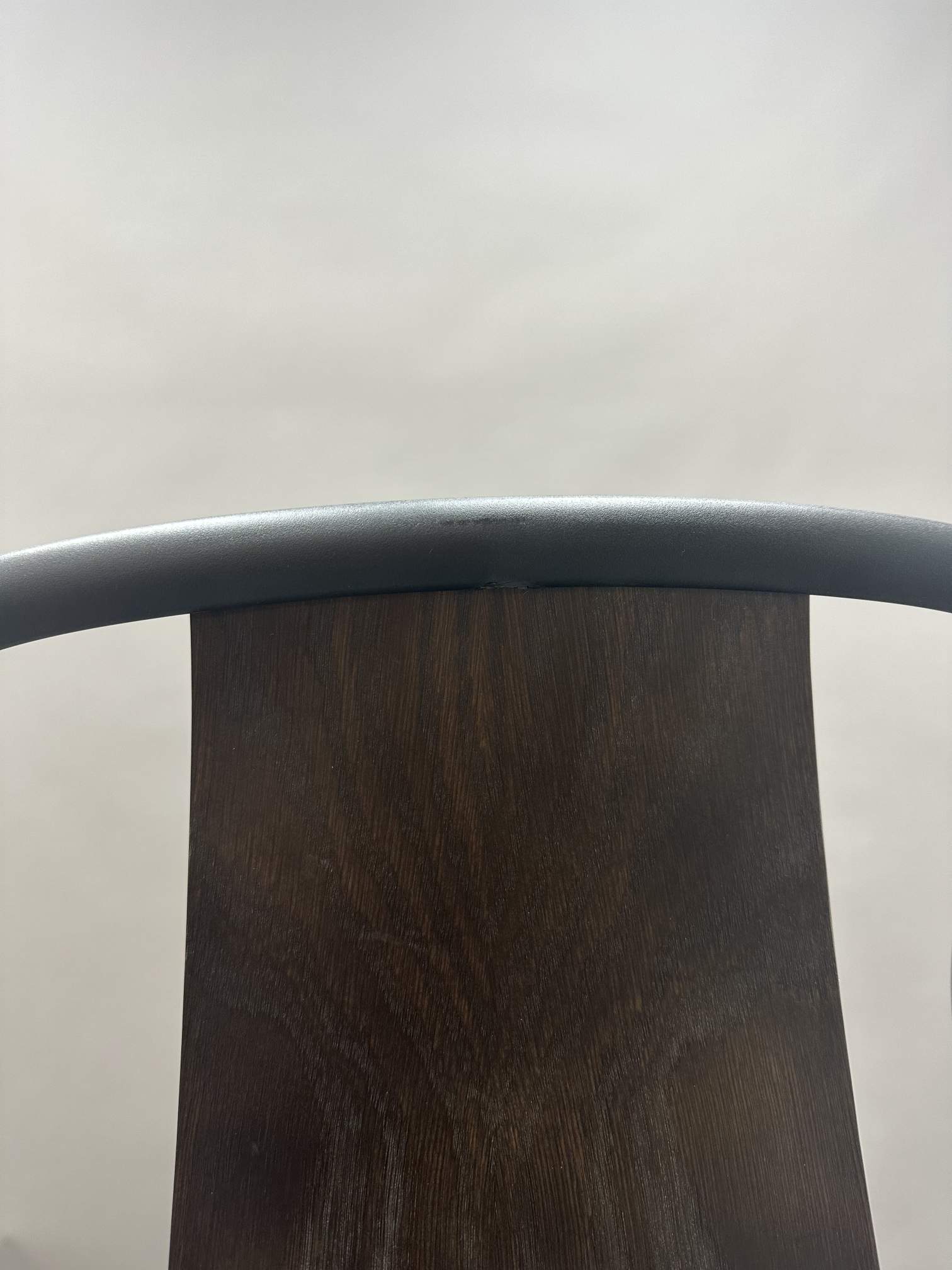 Belleville Armchair Wood chaise TABLEAU NOIR PROFOND / SIÈGE CHÊNE FONCÉ Vitra EXEMPLE DE MANIÈRE