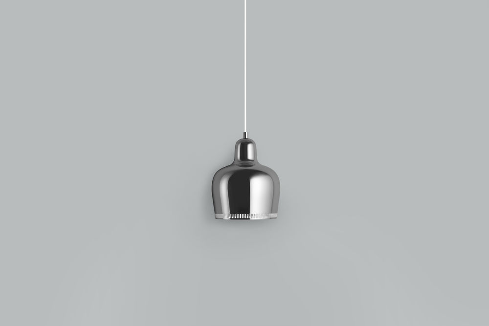 A330S Golden Bell Pendant light Lampe de suspendue Artek Chromé-Blanc A330S Golden Bell Pendelleuchte Artek in Chrom-Weiss. Moderne Hängelampe für stilvolle Beleuchtung.
