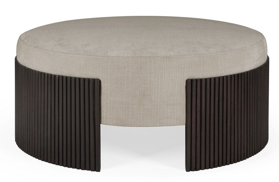 Roller Pouf: Runder Hocker mit dunkelbraunem Holzsockel und beigem Stoffbezug. Moderner Pouf für Wohnzimmer.