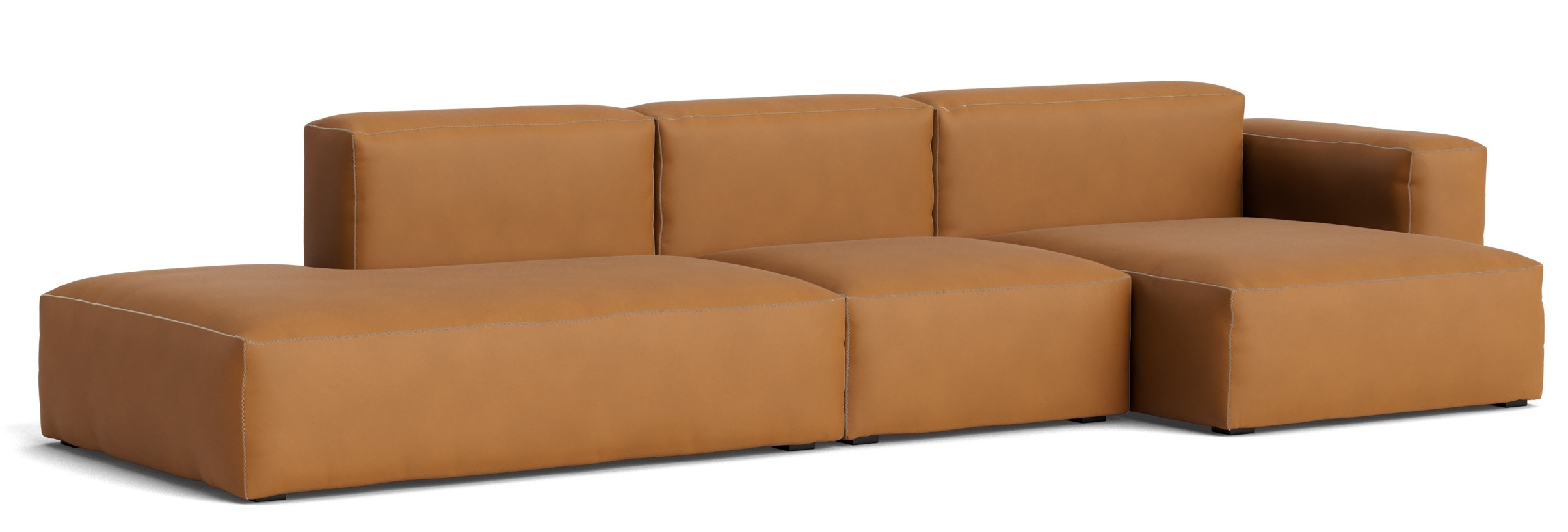 Mags Soft Sofa 3-Sitzer in Cognac Leder mit Armlehne rechts und beiger Naht.