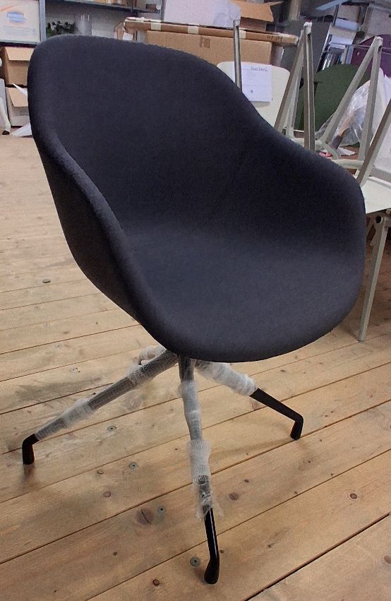 À propos d'une chaise AAC221 / AAC 221 / Chaise souple à base pivotante / REMIX 286 Hay OBJECTS IMPARFAITS