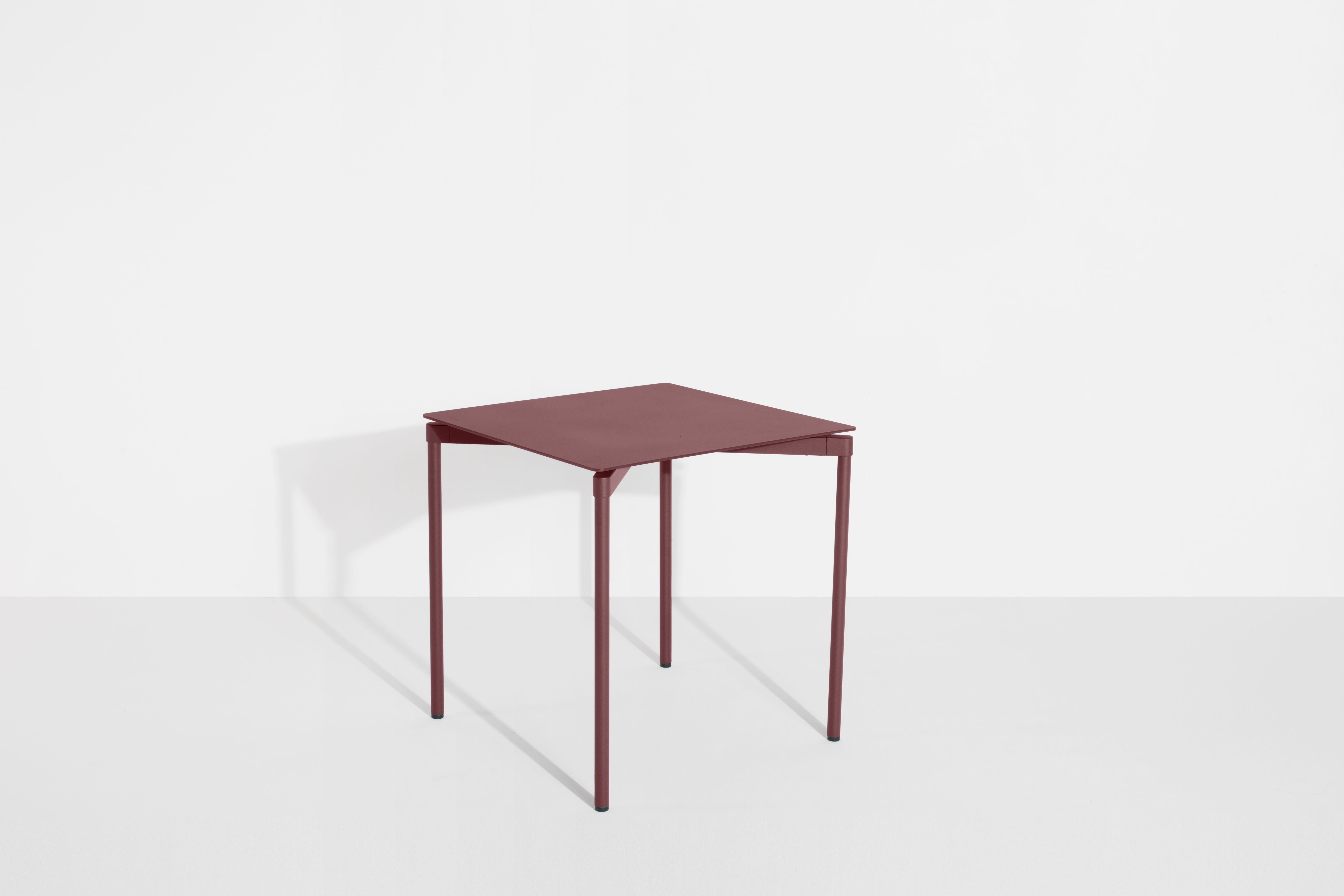 Quadratischer Fromme Esstisch von Petite Friture in Braunrot, minimalistisches Design für Esszimmer und Küche.