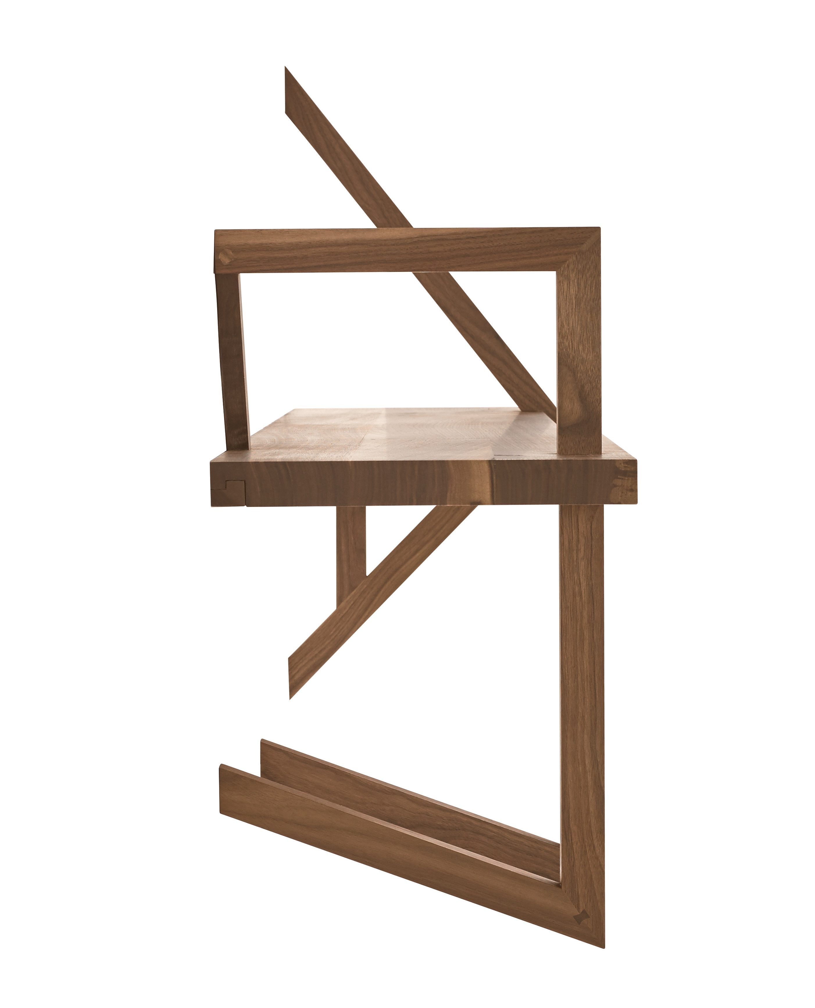 Modernes Taidgh Wandregal aus Holz mit einzigartigem Design und stabiler Konstruktion.