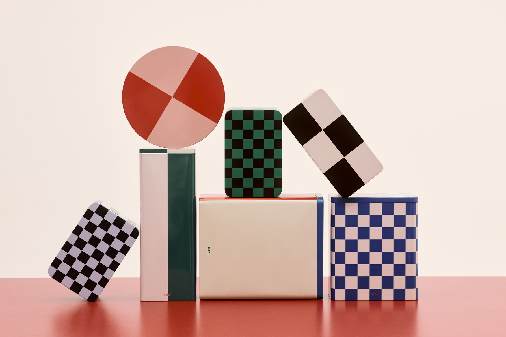 Grande boîte de rangement pour foin en fer blanc cassé et rouge.