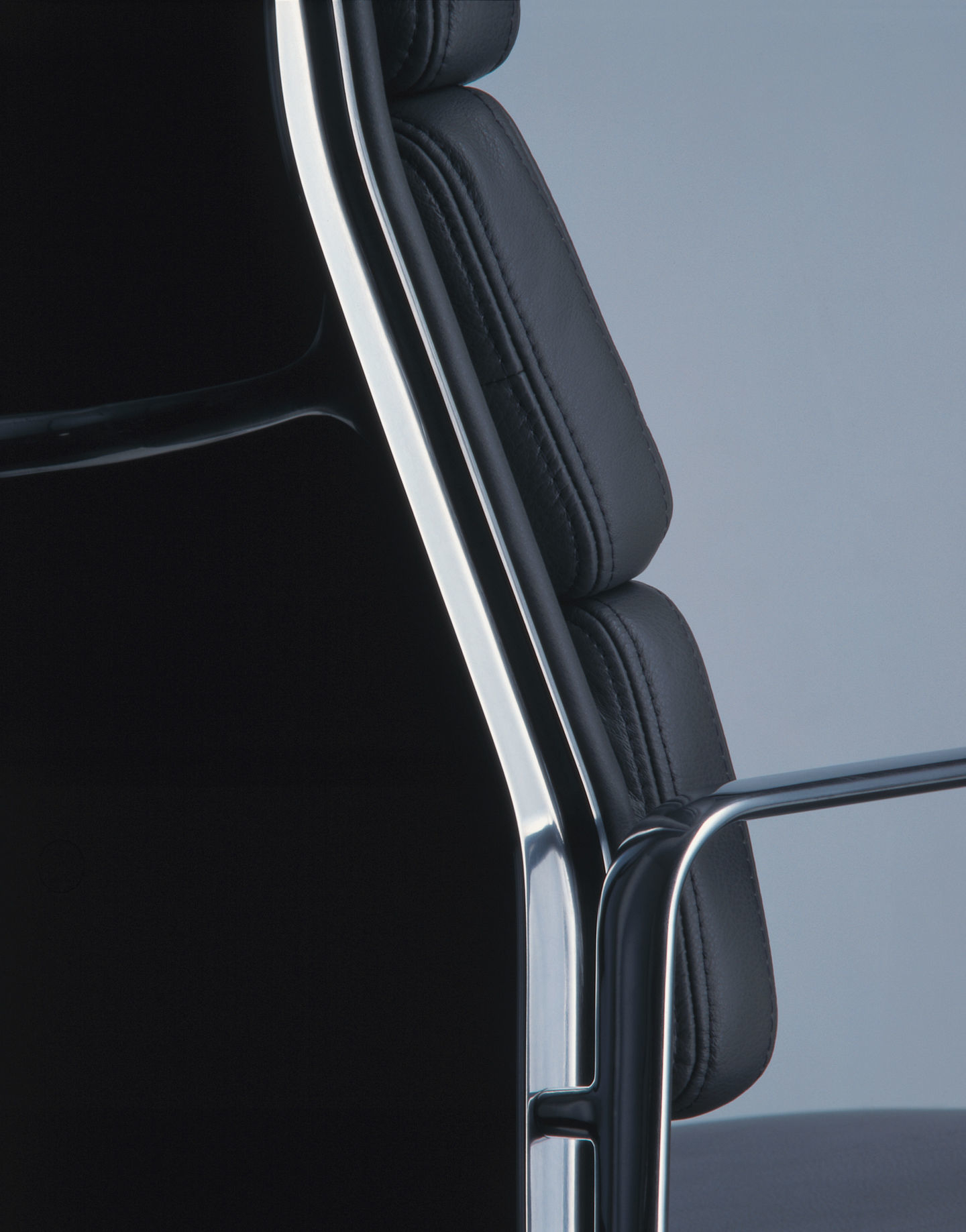 Soft Pad Chair EA219 / EA 219 Fauteuil en cuir Premium Noir Vitra DISPONIBLE