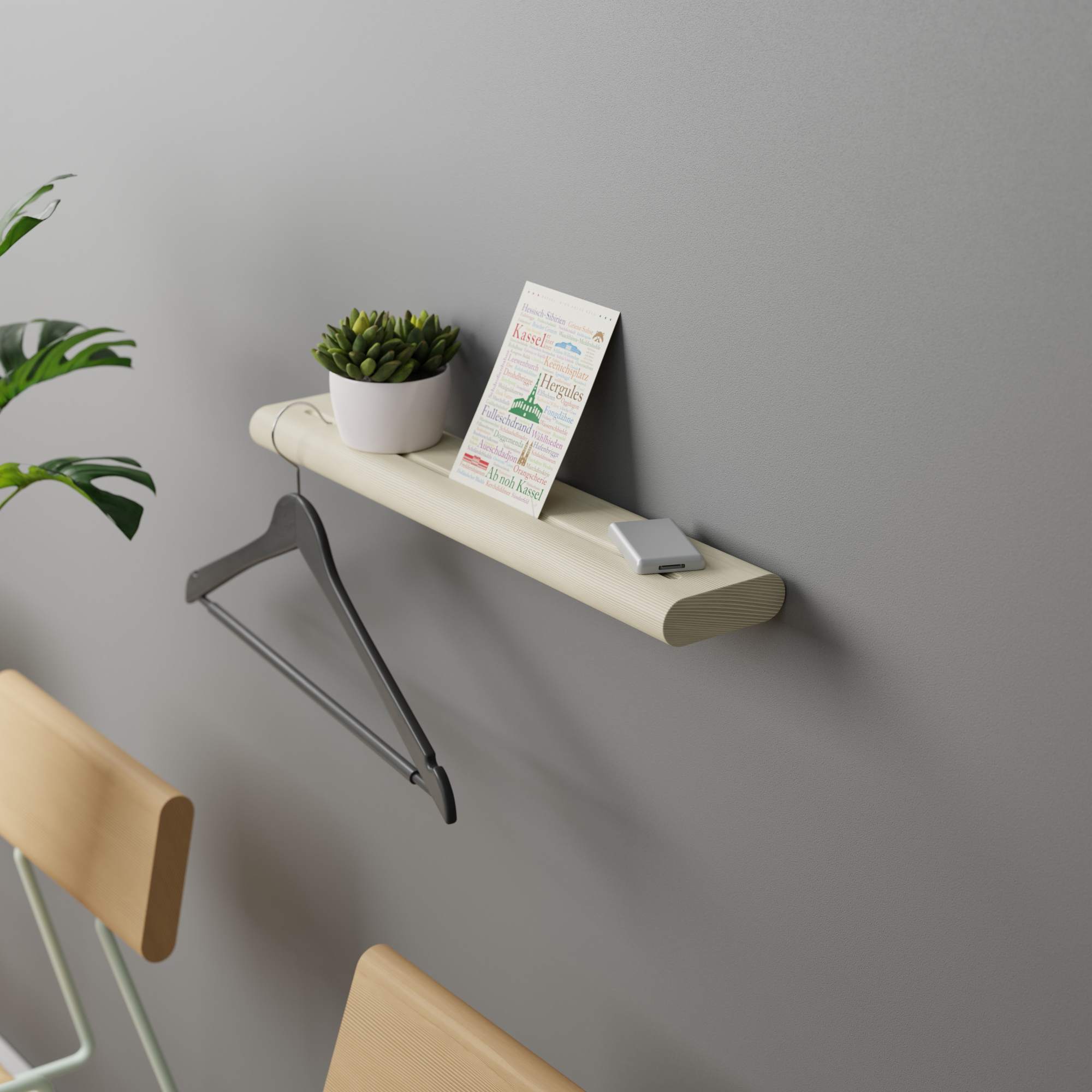 Weißes Wandregal D:001 von Fuchs & Habicht mit Dekoration und Kleiderbügel an grauer Wand.