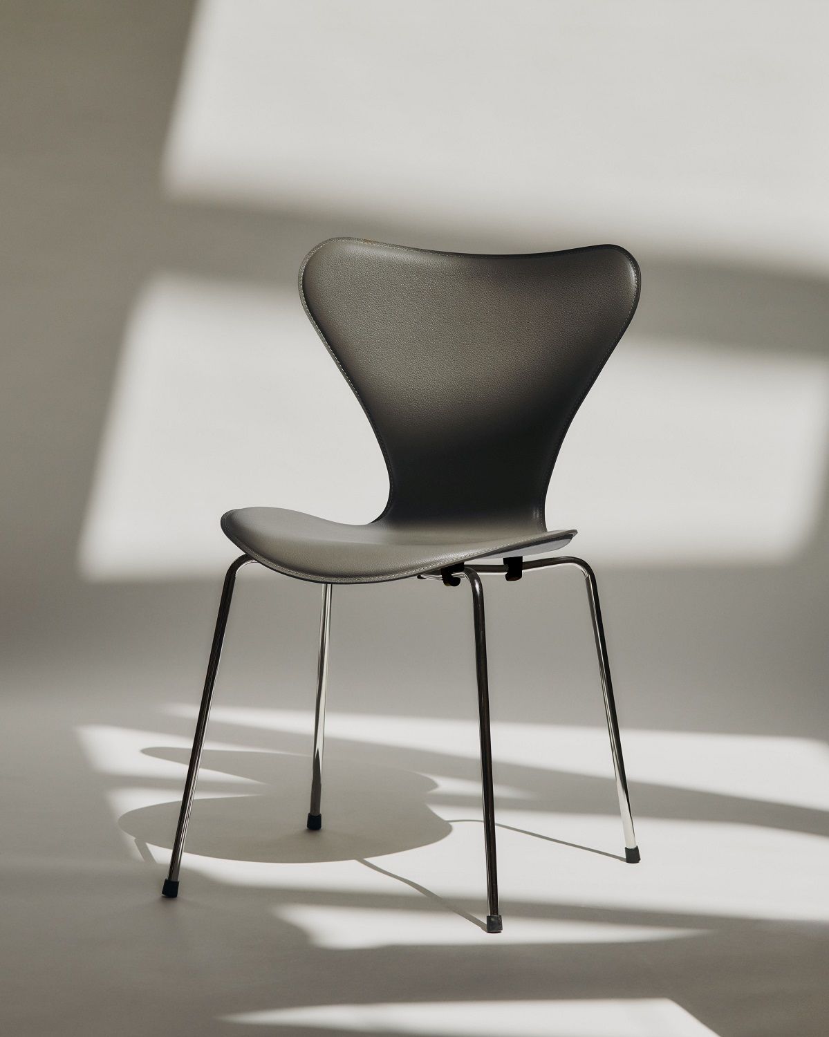 Sept / Série 3107 Tailored Chaise Fritz Hansen