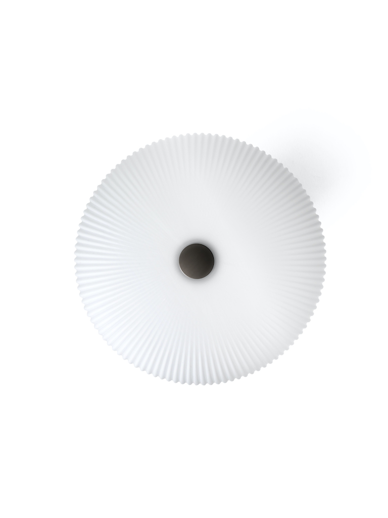 Ansicht von oben: Weiße Vipp Tischlampe groß mit geriffeltem Lampenschirm und dunklem Knopf.