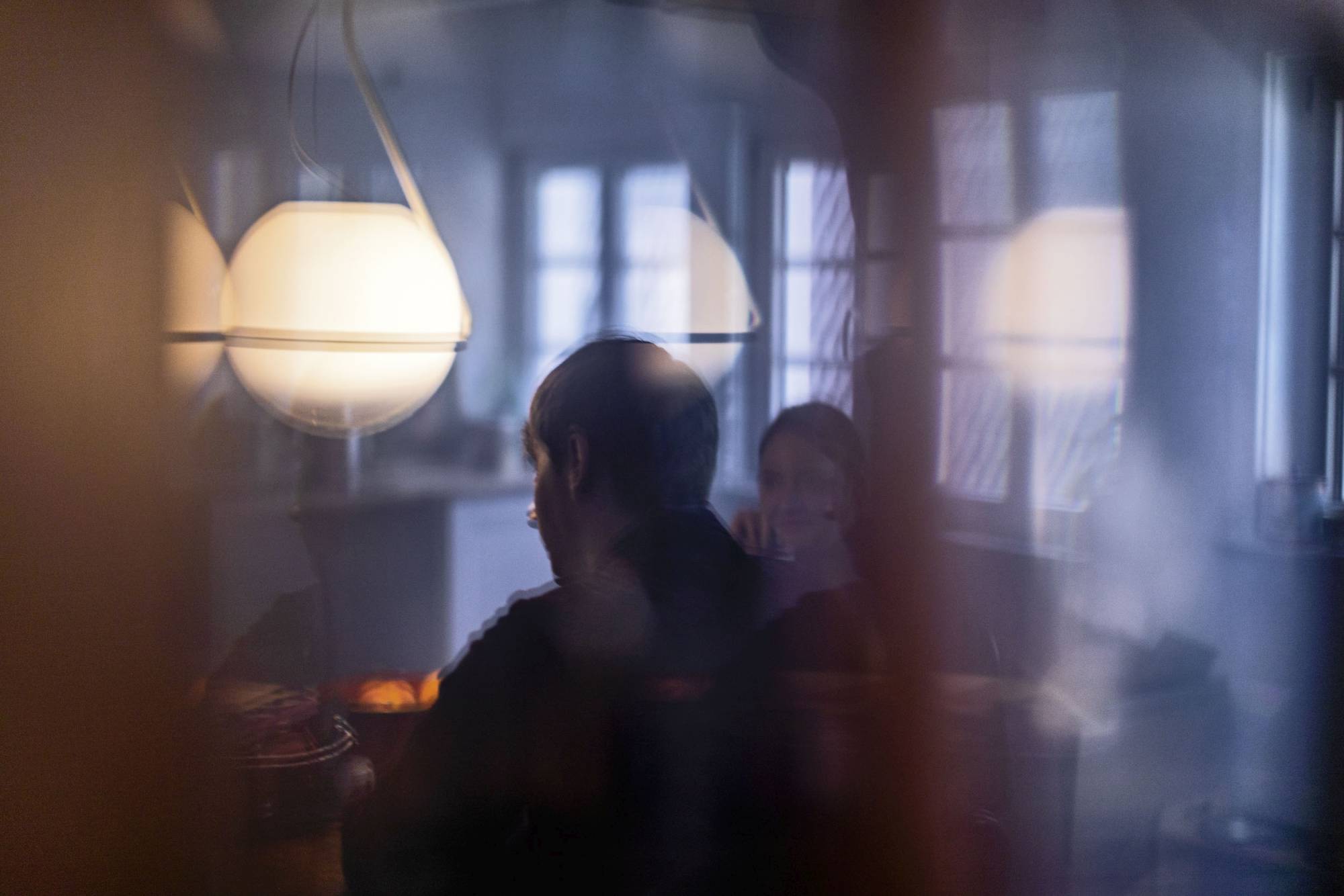 Nahaufnahme der Tonda Piccola Pendelleuchte von Foscarini, eine moderne, kugelförmige Hängelampe für stilvolle Innenräume.