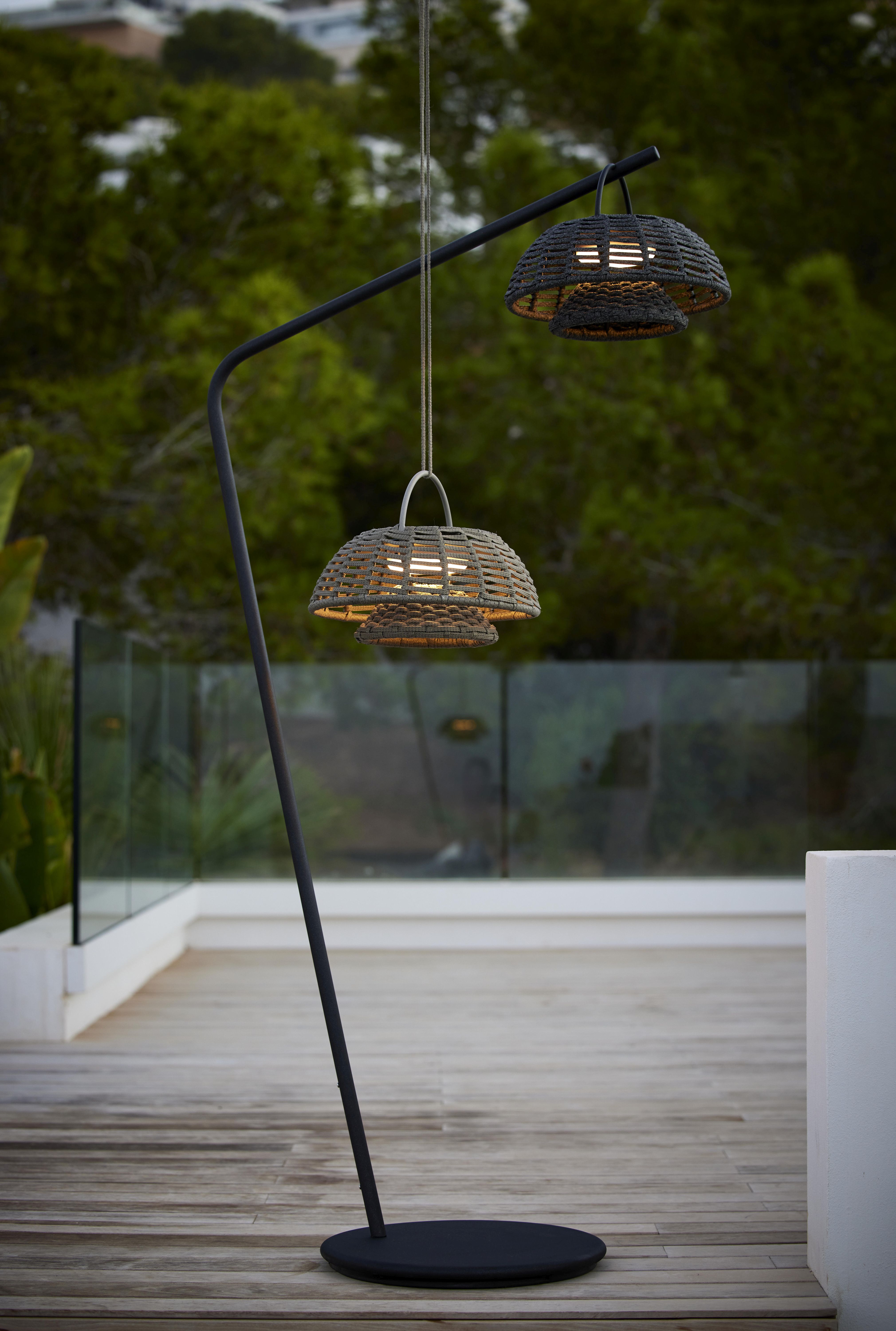 Illusion Outdoor Lampe solaire à LED avec support Cane-Line