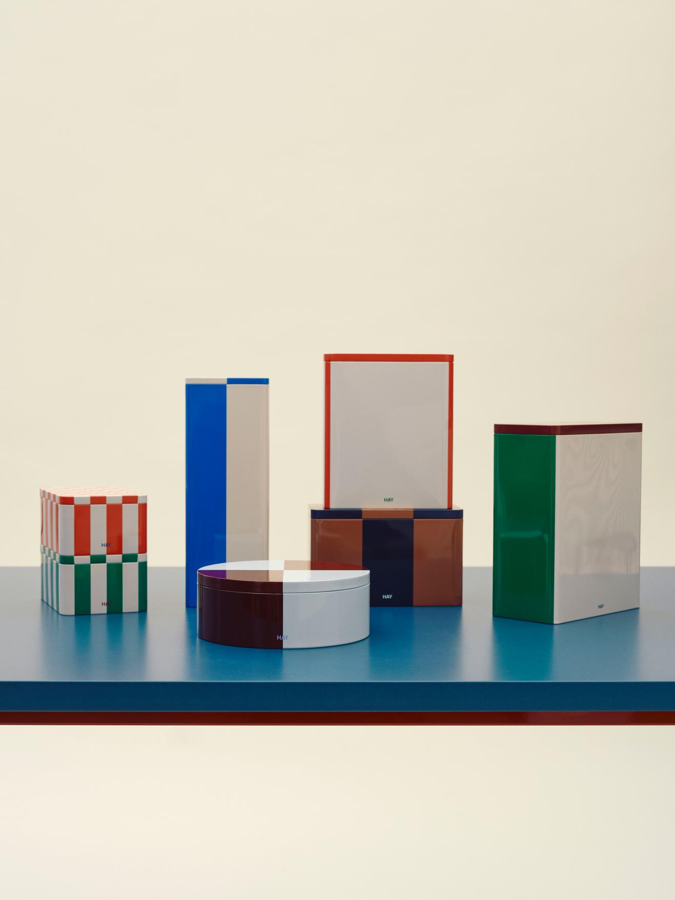 Petite boîte de rangement en métal bleu foncé et lavande pour le foin