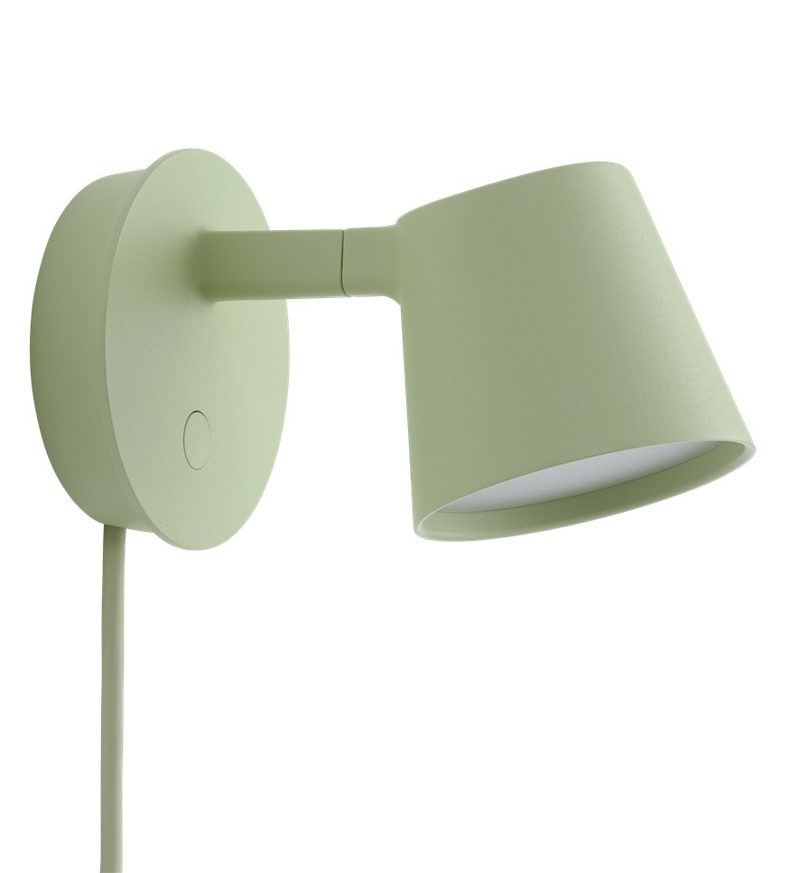Nahaufnahme der grünen Muuto Tip Wall Lamp Wandleuchte mit konischem Lampenschirm und runder Wandhalterung.