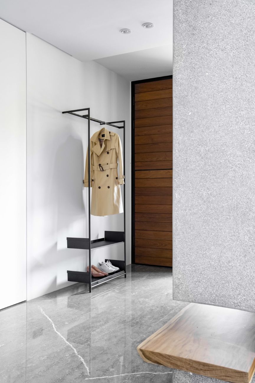 Comba Anlehngarderobe Mox Gestell schwarz verchromt Tablaren schwarz