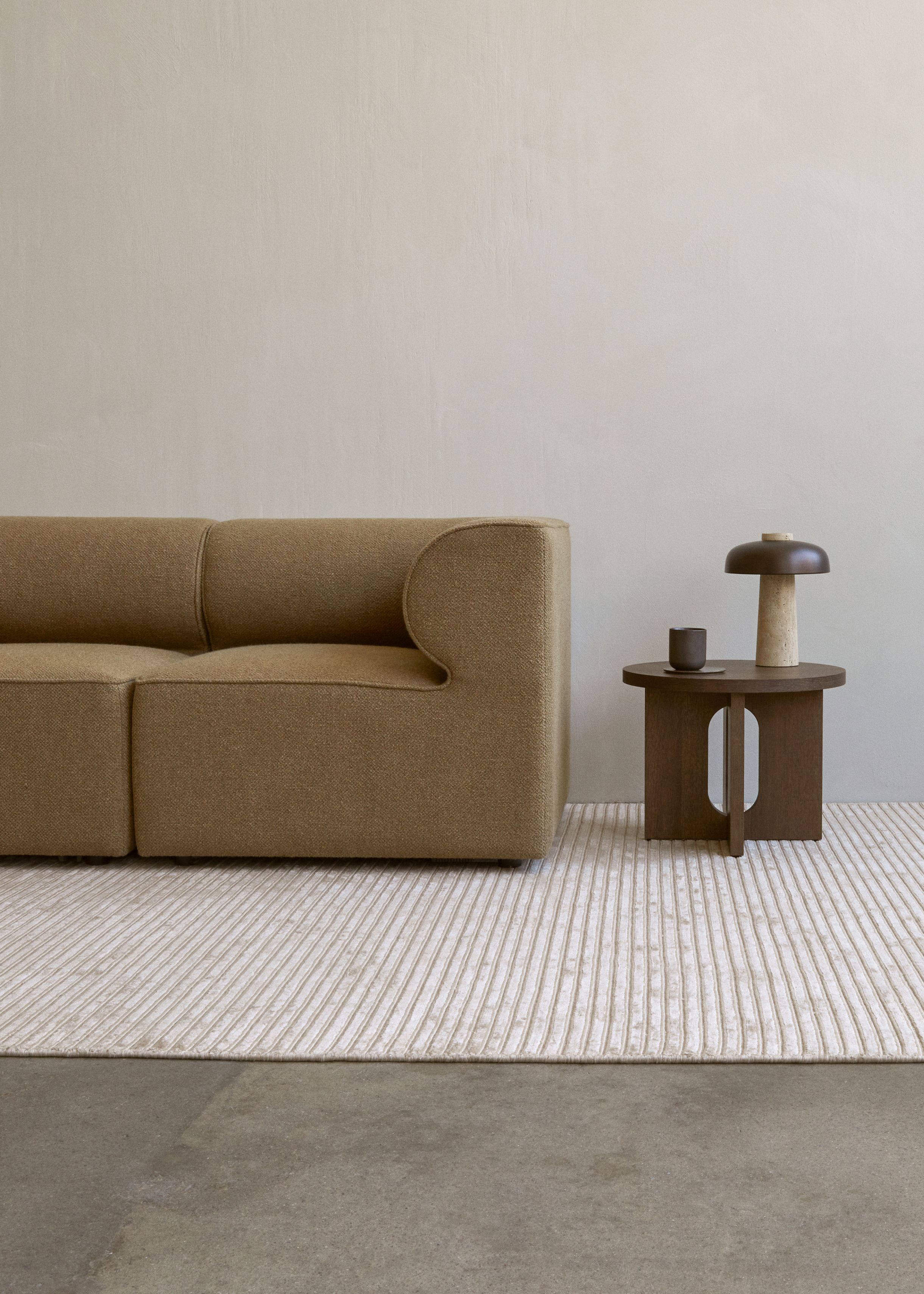 Androgyne table d'appoint Ø50 cm Pied en chêne teinté foncé / Plateau en chêne teinté foncé Audo