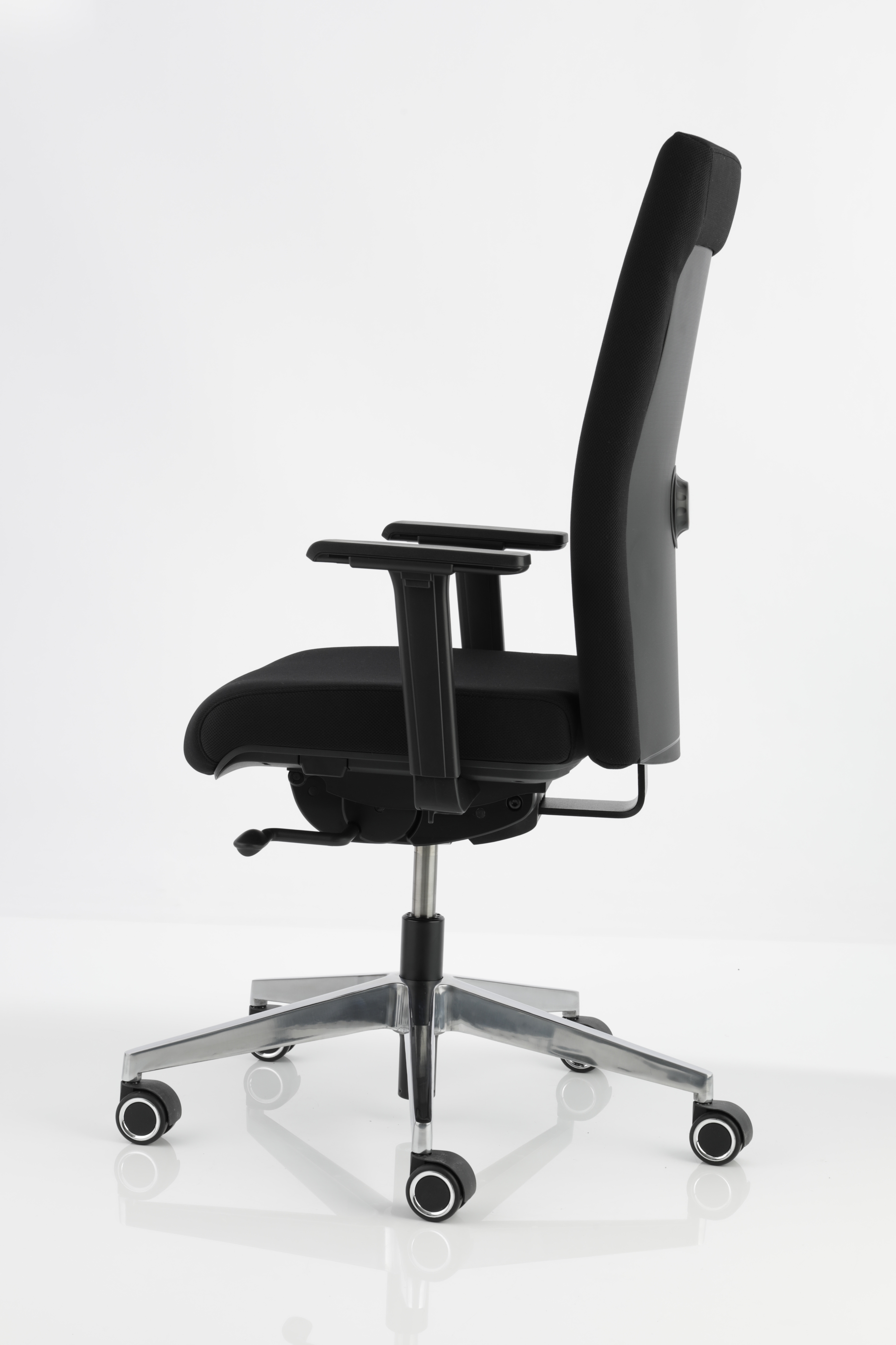 Selleo Edge Bürodrehstuhl von Köhl, ergonomischer Bürostuhl in Schwarz mit verstellbaren Armlehnen und Rollen.