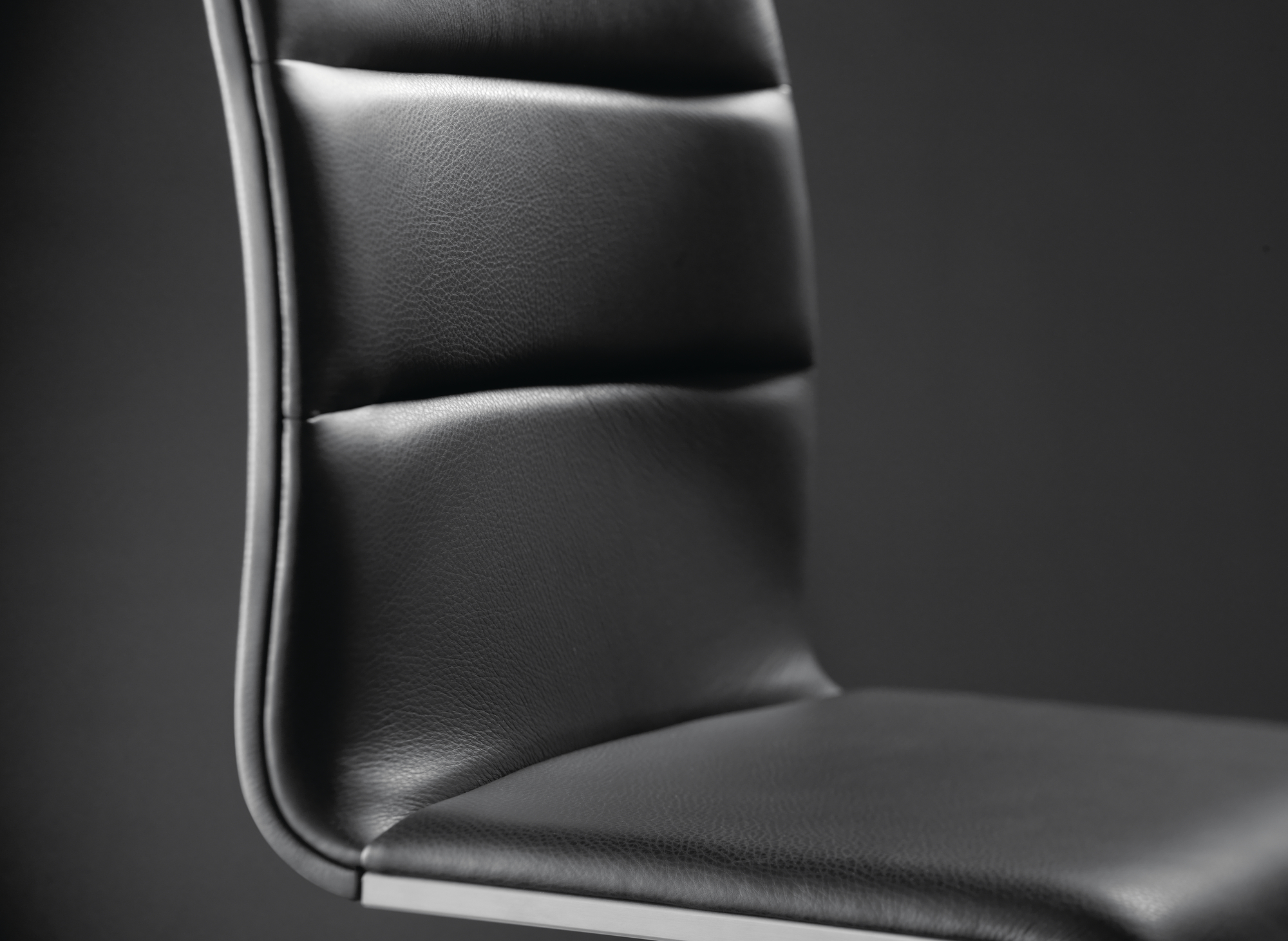 Lynn chaise Girsberger