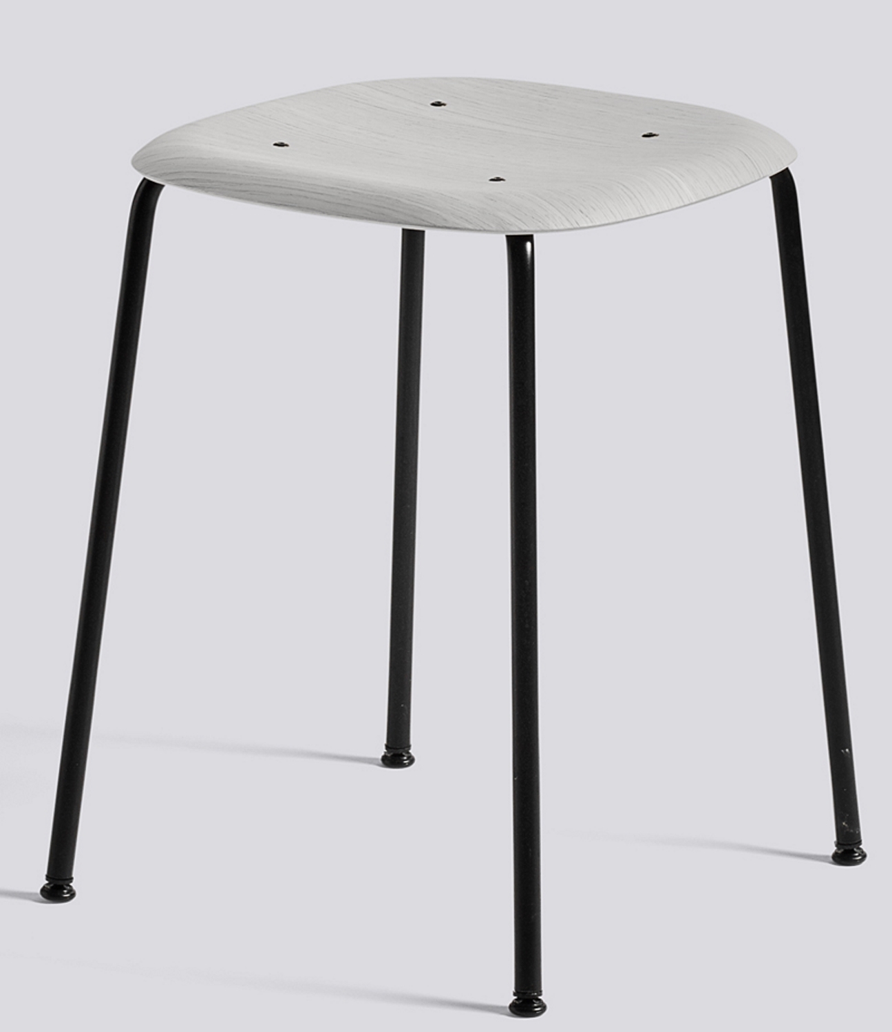 Hay Soft Edge Hocker 70: Moderner Barhocker mit hellem Holzsitz und schwarzem Metallgestell.