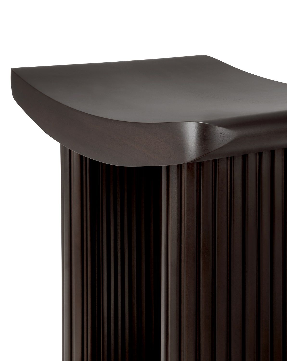 Detailaufnahme: Dunkelbrauner Ethnicraft Roller Hocker aus Mahagoni-Holz mit geriffelter Struktur.