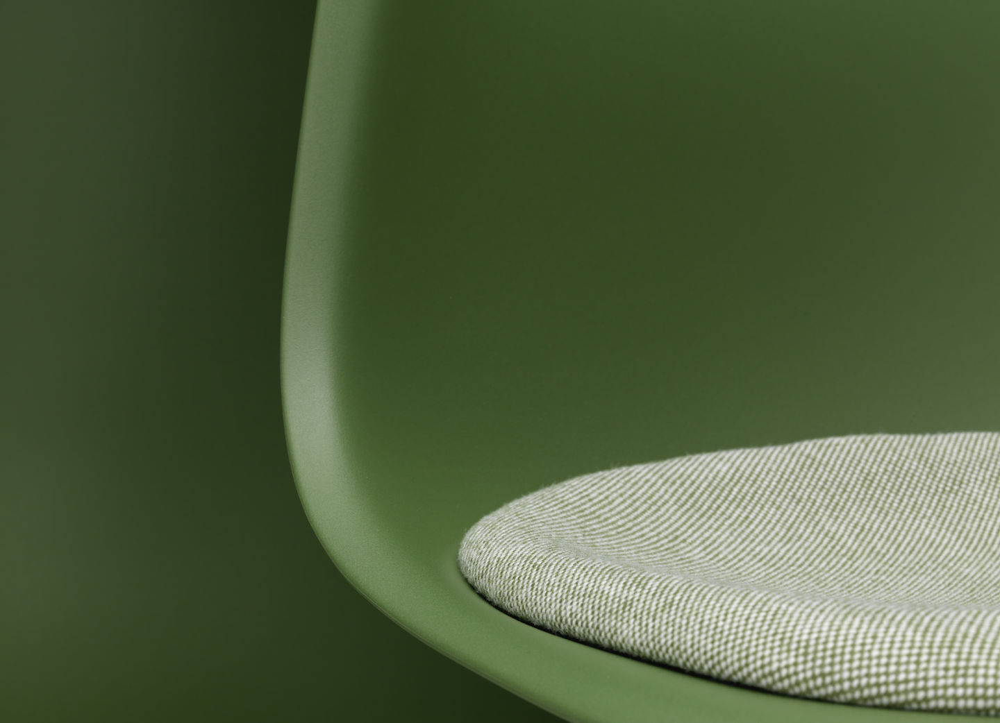 Eames Fiberglass Chair DSR chaise avec coussin d'assise Vitra