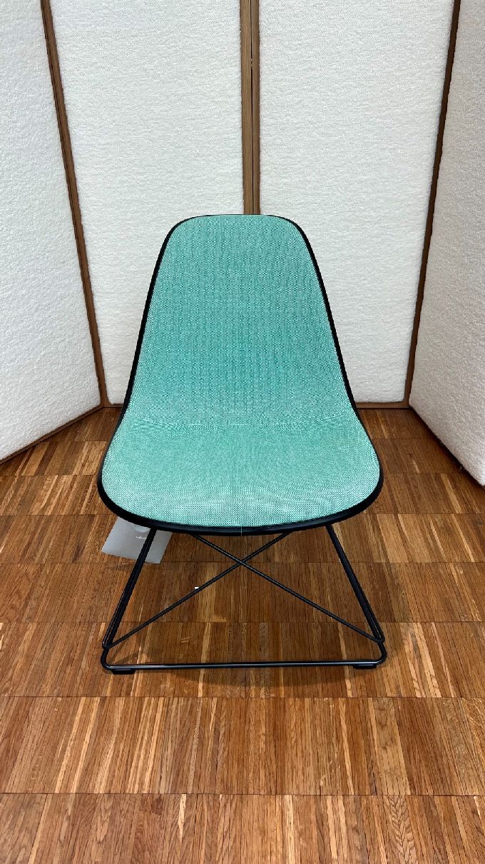 Chaise latérale Eames en plastique LSR entièrement rembourrée Vitra PIÈCE D'EXPOSITION