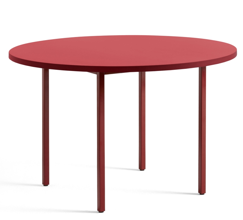 Runder, rot-maroonfarbener Two Colour Table Tisch von Hay mit vier Beinen, ideal für Esszimmer und Küche.