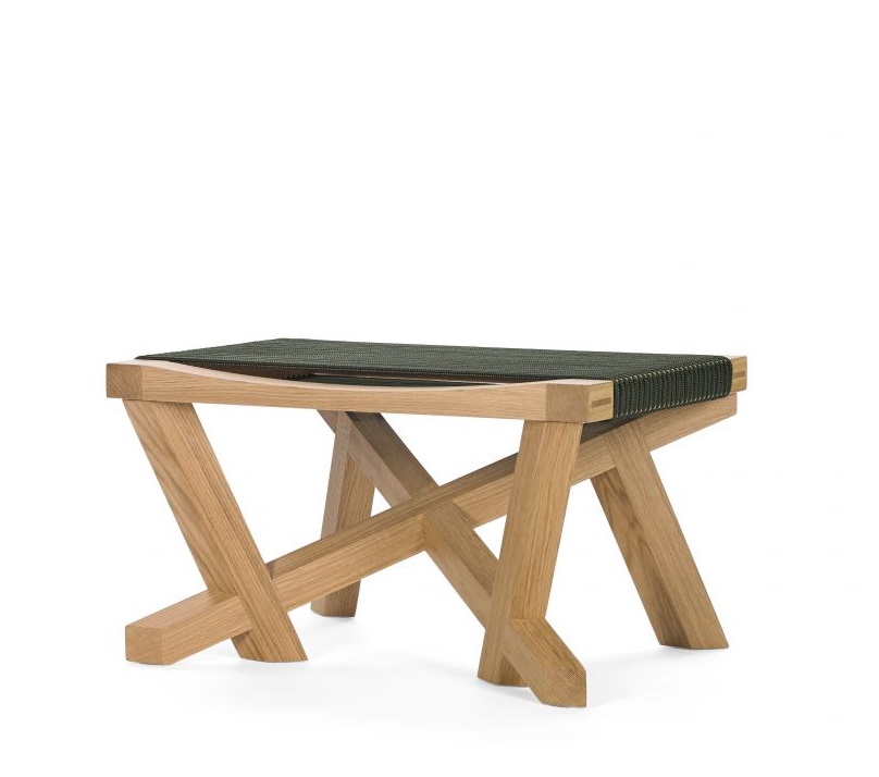 Volkshaus Stool Hocker von ClassiCon: Moderner Hocker aus Eichenholz mit grüner Sitzfläche.