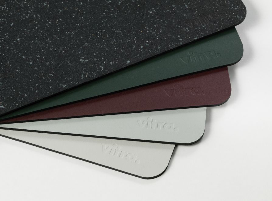 Vitra Repad Schreibtischunterlagen in verschiedenen Farben: Schwarz, Grün, Rotbraun und Grau. Büroaccessoire für den Schreibtisch.