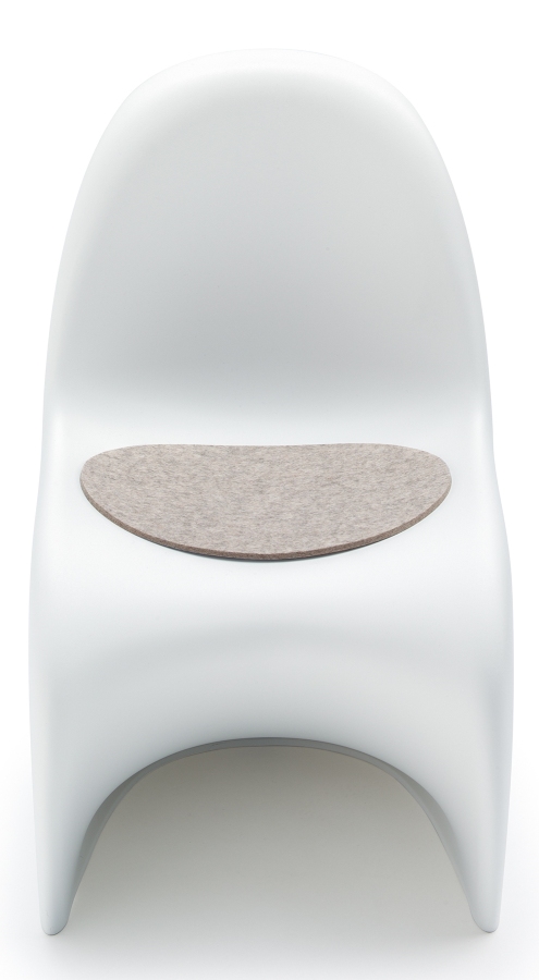 Housse de siège - housse en feutre Panton Junior HEY - SIGN by BWF Group Light melange Helle, melierte Hey Sign Filz Sitzauflage für Panton Junior Stuhl auf einem weißen Stuhl.